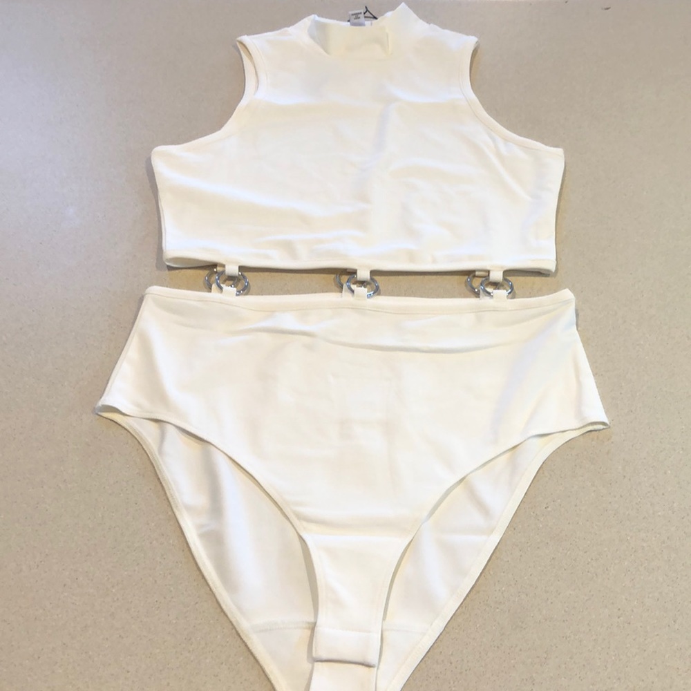 TRUE RELIGION CUT OUT O-RING BODYSUIT CREAM WHITE SIZE MEDIUM NEW WITH TAGS - Picture 3 of 15
